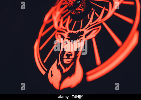 Ufa, Russia, HARAT'S PUB, 12 dicembre, 2018: Jagermeister alcol bevande nel bar. Il barista versa un bicchiere. Foto Stock