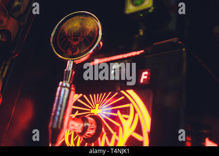 Ufa, Russia, HARAT'S PUB, 12 dicembre, 2018: Jagermeister alcol bevande nel bar. Il barista versa un bicchiere. Foto Stock