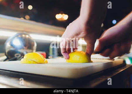 Tagliare bucce di limone in strisce. I canditi di scorza di limone per la cottura. Serie. Foto Stock