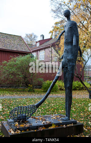 Bizzarra scultura al di fuori del Trondheim Kunstmuseum, Bispegata, Trondheim, il Trondelag, Norvegia Foto Stock