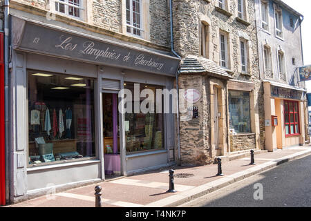 Cherbourg-Octeville, Francia - 28 agosto 2018: il negozio che è stato utilizzato per le riprese del film Cherbourg ombrelloni. Cherbourg, Normandia, Francia Foto Stock