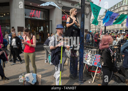 Gli attivisti con estinzione della ribellione protestare contro il cambiamento climatico in un blocca-off Oxford Circus, il 17 aprile 2019, a Londra, in Inghilterra. Foto Stock