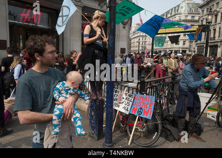 Gli attivisti con estinzione della ribellione protestare contro il cambiamento climatico in un blocca-off Oxford Circus, il 17 aprile 2019, a Londra, in Inghilterra. Foto Stock