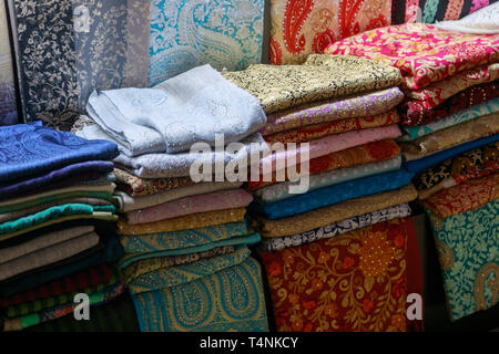 Bella colorata pashmina fatta a mano scialli decorati con scintillante di pietre preziose si trovano sul banco di negozio Foto Stock