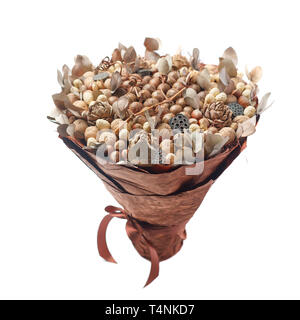Bouquet unico costituito da diversi tipi di dadi, decorato con foglie, coni e rametti. Vista laterale su sfondo bianco Foto Stock