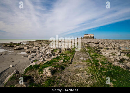 Abbandonato railtracks che conduce attraverso le rocce di un antico forte sulla costa Foto Stock