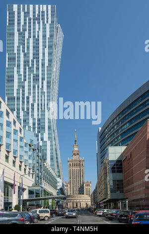 Varsavia, Polonia. Aprile 2019. vista del Palazzo della Cultura e della scienza tra gli edifici moderni nel centro della città Foto Stock