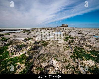 Vie principali attraverso le rocce di un antico forte sulla linea di galleggiamento Foto Stock