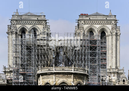 Giorno 2 a seguito di un incendio, lavori di consolidamento di Notre-dame ha iniziato - Parigi - Francia Foto Stock