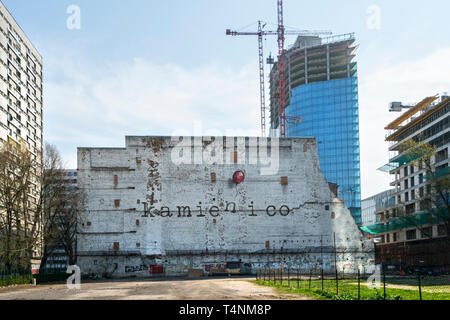 Varsavia, Polonia. Aprile 2019. vista la Kamienico murales nel centro della città Foto Stock