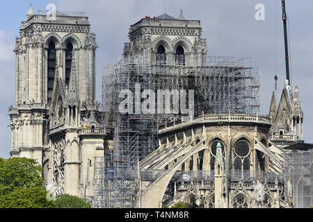 Giorno 2 a seguito di un incendio, lavori di consolidamento di Notre-dame ha iniziato - Parigi - Francia Foto Stock