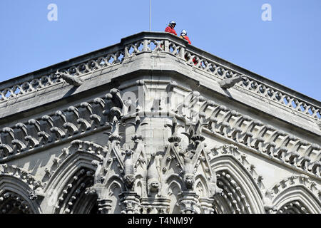 Giorno 2 a seguito di un incendio, lavori di consolidamento di Notre-dame ha iniziato - Parigi - Francia Foto Stock