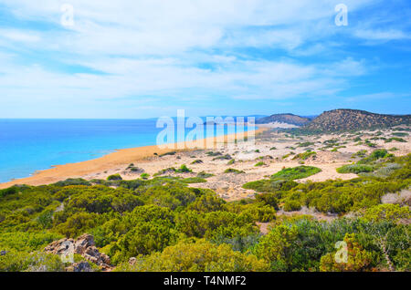 La magnifica vista del mare bellissimo paesaggio nella penisola di Karpas, la parte settentrionale di Cipro. La parte turca di Cipro è un fuori pista di destinazione. Foto Stock