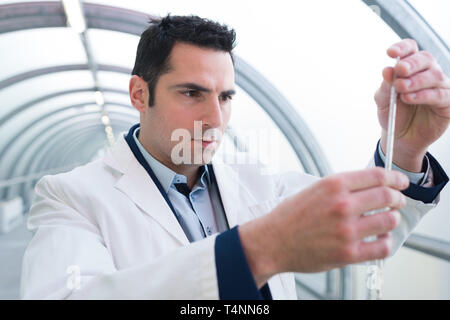 Assistente di laboratorio preparare strumento per esperimento di chimica in laboratorio Foto Stock