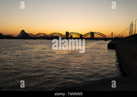 Tramonto a Riga con una vista sulla rover Daugava e i ponticelli centrali - 2019 Foto Stock