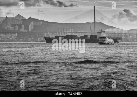 Foto in bianco e nero della nave portacontainer, mai il dolce, attraversando il Victoria Harbour, la voce per l'Kwai Tsing Terminal Container, Hong Kong. Foto Stock