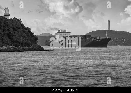 Foto in bianco e nero della nave portacontainer Evergreen, SEMPRE SGARGIANTE, nel canale East Lamma e si dirige verso il terminal dei container Kwai Tsing, Hong Kong Foto Stock