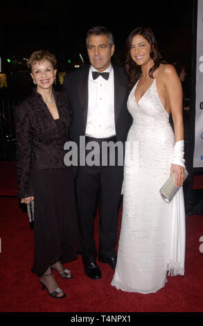 LOS ANGELES, CA. Dicembre 08, 2004: Attore george clooney & madre & ragazza attrice/modello LISA SNOWDON all'Hollywood premiere del suo nuovo film Ocean's Twelve. Foto Stock