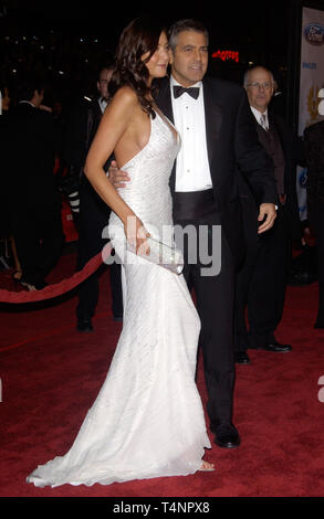 LOS ANGELES, CA. Dicembre 08, 2004: Attore george clooney & ragazza attrice/modello LISA SNOWDON all'Hollywood premiere del suo nuovo film Ocean's Twelve. Foto Stock