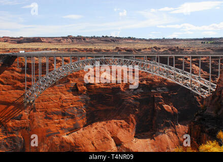 Il Glen Canyon Dam bridge porta i viaggiatori sul percorso 89 sul bellissimo fiume Colorado gorge vicino page Arizona, Stati Uniti. Foto Stock