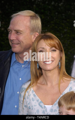 LOS ANGELES, CA. Dicembre 12, 2004: attrice Jane Seymour & marito JAMES KEACH presso il world premiere in Hollywood, di Lemony Snicket una serie di sfortunati eventi. Foto Stock