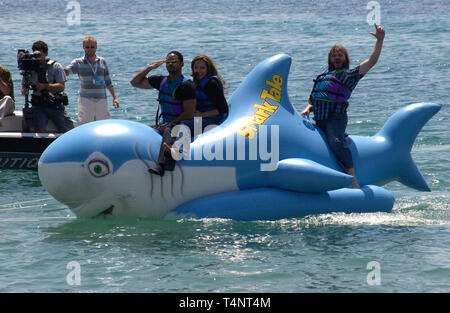 CANNES, Francia. 14 maggio 2004: Angelina Jolie, Will Smith & JACK BLACK cavalcare un squalo gonfiabile intorno alla baia di Cannes per promuovere il loro nuovo film Shark Tale al festival di pellicola di Cannes, Cannes, Francia. Foto Stock