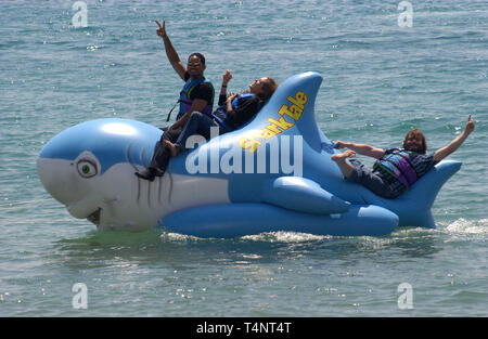 CANNES, Francia. 14 maggio 2004: Angelina Jolie, Will Smith & JACK BLACK cavalcare un squalo gonfiabile intorno alla baia di Cannes per promuovere il loro nuovo film Shark Tale al festival di pellicola di Cannes, Cannes, Francia. Foto Stock