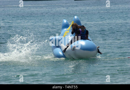 CANNES, Francia. 14 maggio 2004: Angelina Jolie e Will Smith cavalcare un squalo gonfiabile intorno alla baia di Cannes per promuovere il loro nuovo film Shark Tale al festival di pellicola di Cannes, Cannes, Francia. Foto Stock