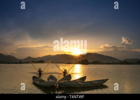 Immagine del villaggio di pescatori di persone utilizzando gli strumenti fatti in casa per la raccolta di vongole in mare a sunrise Foto Stock