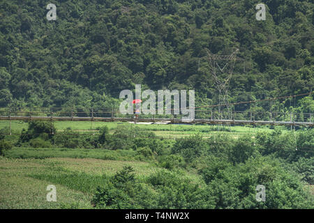 Una sospensione ponte attraversa la montagna in Ninh Binh Provincia, Vietnam Foto Stock