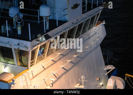 Tsim Sha Tsui Hong Kong - Apr 15, 2019: USCGC Bertholf in visita a Hong Kong. Docking sulla Ocean Terminal. Foto Stock