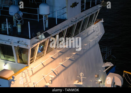 Tsim Sha Tsui Hong Kong - Apr 15, 2019: USCGC Bertholf in visita a Hong Kong. Docking sulla Ocean Terminal. Foto Stock