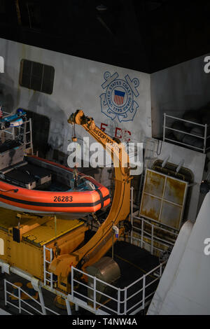 Tsim Sha Tsui Hong Kong - Apr 15, 2019: USCGC Bertholf in visita a Hong Kong. Docking sulla Ocean Terminal. Foto Stock