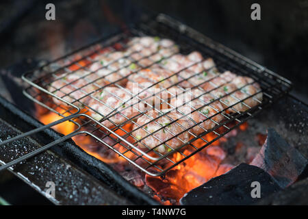 Carne alla Brace sul fuoco di carbone. L'ingrediente di bun cha è il famoso vietnamita zuppa di noodle con barbecue di carne, spring roll, i vermicelli e verdure fresche Foto Stock