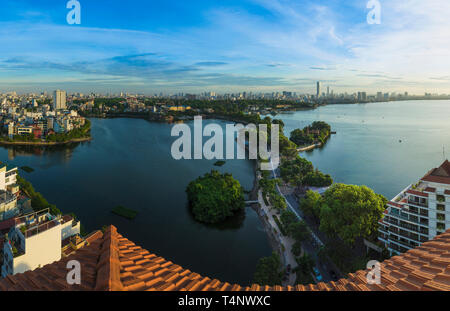 Hanoi skyline cityscape al crepuscolo periodo. West Lake vista aerea Foto Stock