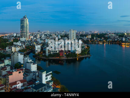 Hanoi skyline cityscape al crepuscolo periodo. West Lake vista aerea Foto Stock