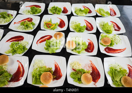 Piatti con pane tondo, insalata, salsa e antipasto. Cibo sano Foto Stock