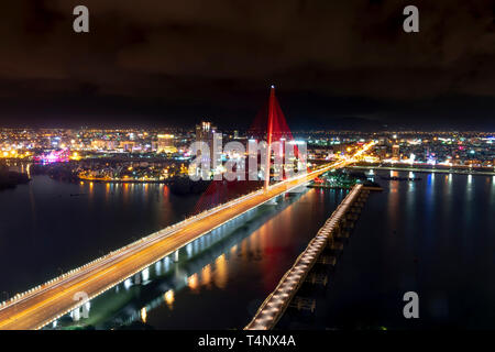 Da Nang City, Vietnam - Ottobre 18, 2018: Paesaggio notturno di Da Nang city, Vietnam con la magia della luce dai ponti, edifici e fantasticando Foto Stock