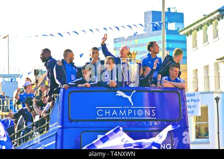 Il Leicester City Premier League vincitori 2016 celebrando in Leicester Town Center, Leicester, England, Regno Unito, Europa Foto Stock