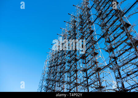 Duga-1 array all'interno della centrale di Cernobil Zona di esclusione, Ucraina. Il Duga radar era un sovietico sopra l'orizzonte (OTH) sistema radar volti a rilevare i missili Foto Stock