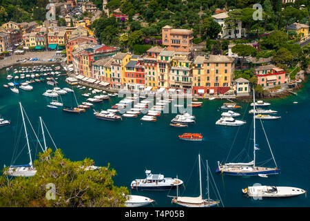 Barche ormeggiate nella piccola cittadina portuale di Portofino, Liguria, Italia Foto Stock