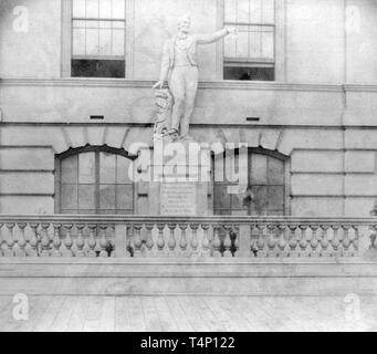 La storia della California - statua di Lincoln, anteriore della scuola di Lincoln House, 5th Street, San Francisco ca. 1866 Foto Stock