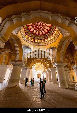 Vista verticale della incredibile soffitto a cupola a Thirumalai Nayak Palace a Madurai, India. Foto Stock