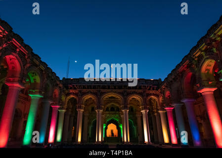 Vista orizzontale della Thirumalai Nayak Palace a Madurai, India illuminata di notte. Foto Stock