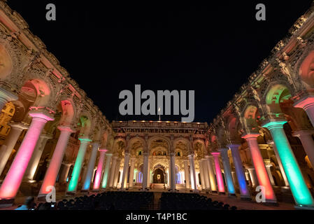 Vista orizzontale della Thirumalai Nayak Palace a Madurai, India illuminata di notte. Foto Stock