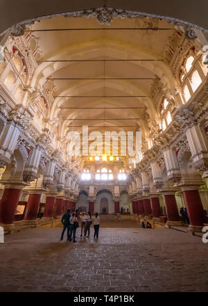 Vista verticale all'interno della sala da ballo al Thirumalai Nayak Palace a Madurai, India. Foto Stock