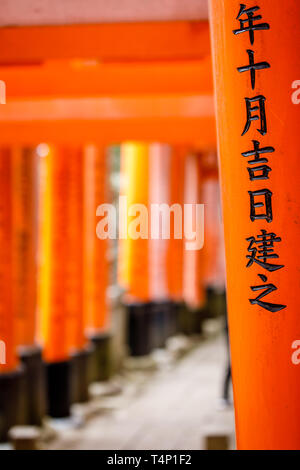 Cancelli di arancione e oggetti a Fushimi Inari-Taisha Santuario a Kyoto, Giappone Foto Stock