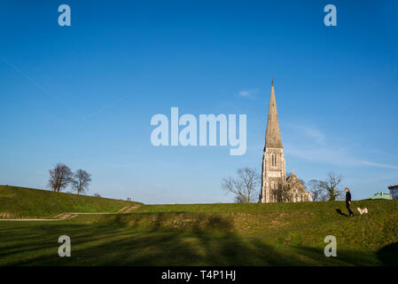 San Alban è la Chiesa, popolarmente conosciuta come la chiesa inglese nel Kastellet, a forma di stella del xvii secolo fortezza con bastioni, Copenhagen, Danimarca Foto Stock