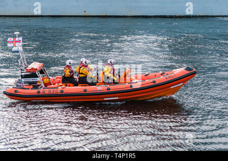 Quattro membri della RNLI su una nervatura di salvataggio Foto Stock