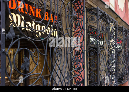 Finestra ornata bar al di fuori di un vecchio pub, Wrocław, Wroclaw, Wroklaw, Polonia Foto Stock